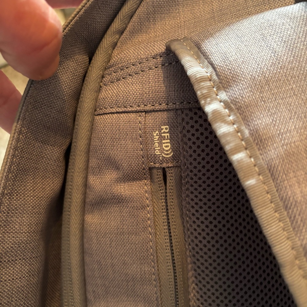 Moshi tego anti-theft backpack - Picture 5 of 10